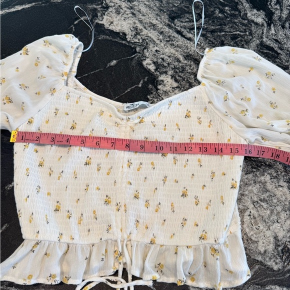 Hollister soft white top with yellow flowers L - Picture 3 of 8